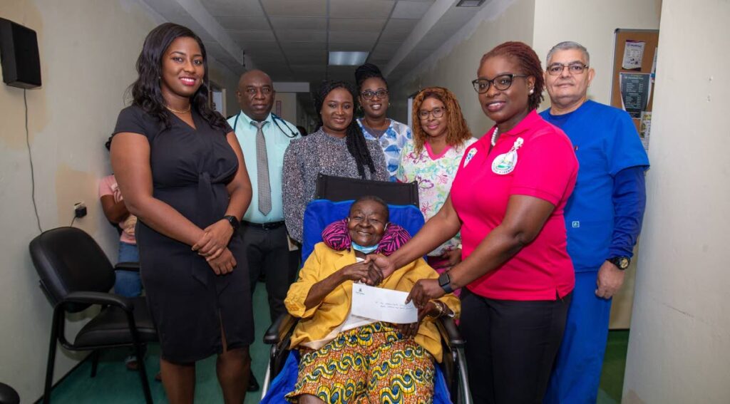 calypso-rose-donates-to-trha-dialysis-unit